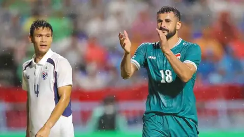 العراقي أيمن حسين يشعل الجدل في تايلاند برفضه الانحناء للملك بعد التتويج بالكأس
